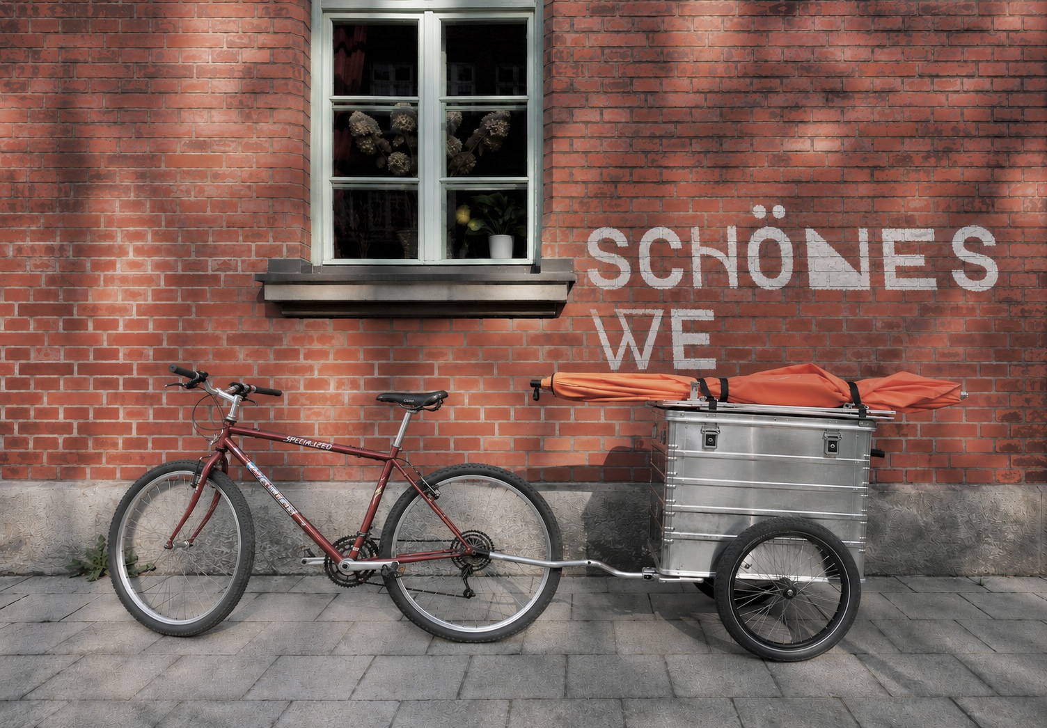 Lastenrad von Schönes WE vor einer Backsteinwand in Hamburg-Altona